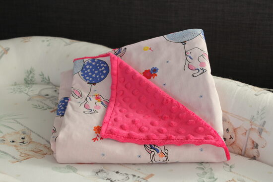 Izteikti rozā sedziņa ar zaķiem