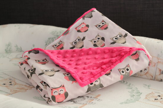 Izteikti rozā sedziņa ar pūcēm (1)