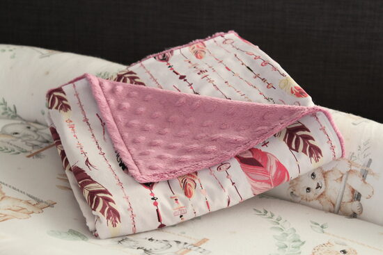 Violetā sedziņa ar spalviņām