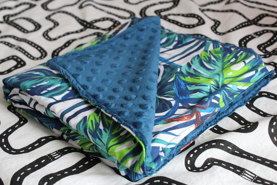 Džungļu sedziņa ar tumši zilu minky flīsu