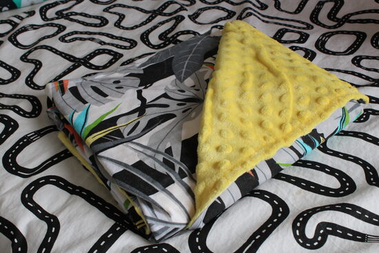 Papagaiļa sedziņa ar dzeltenu flīsa audumu