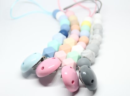 Knupīša turētājs (6) var pievienot vārdiņu